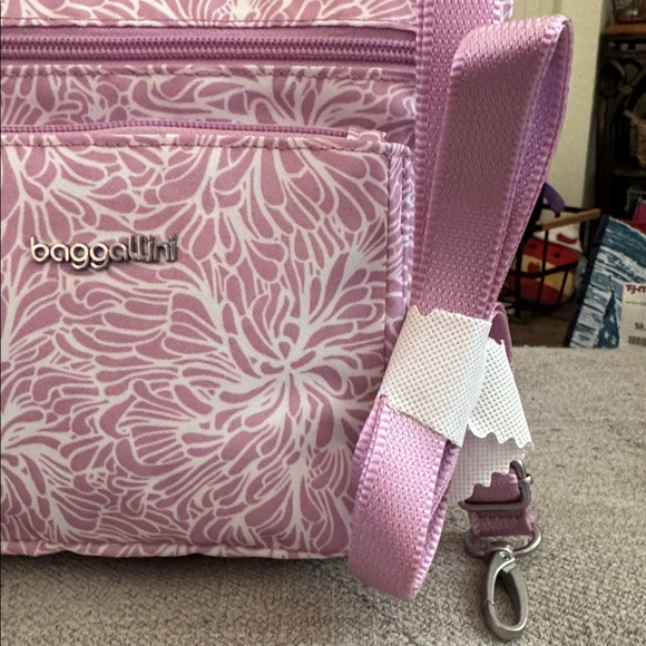 NWT, Baggallini modern pocket crossbody in an adorable pink print . - Picture 4 of 8